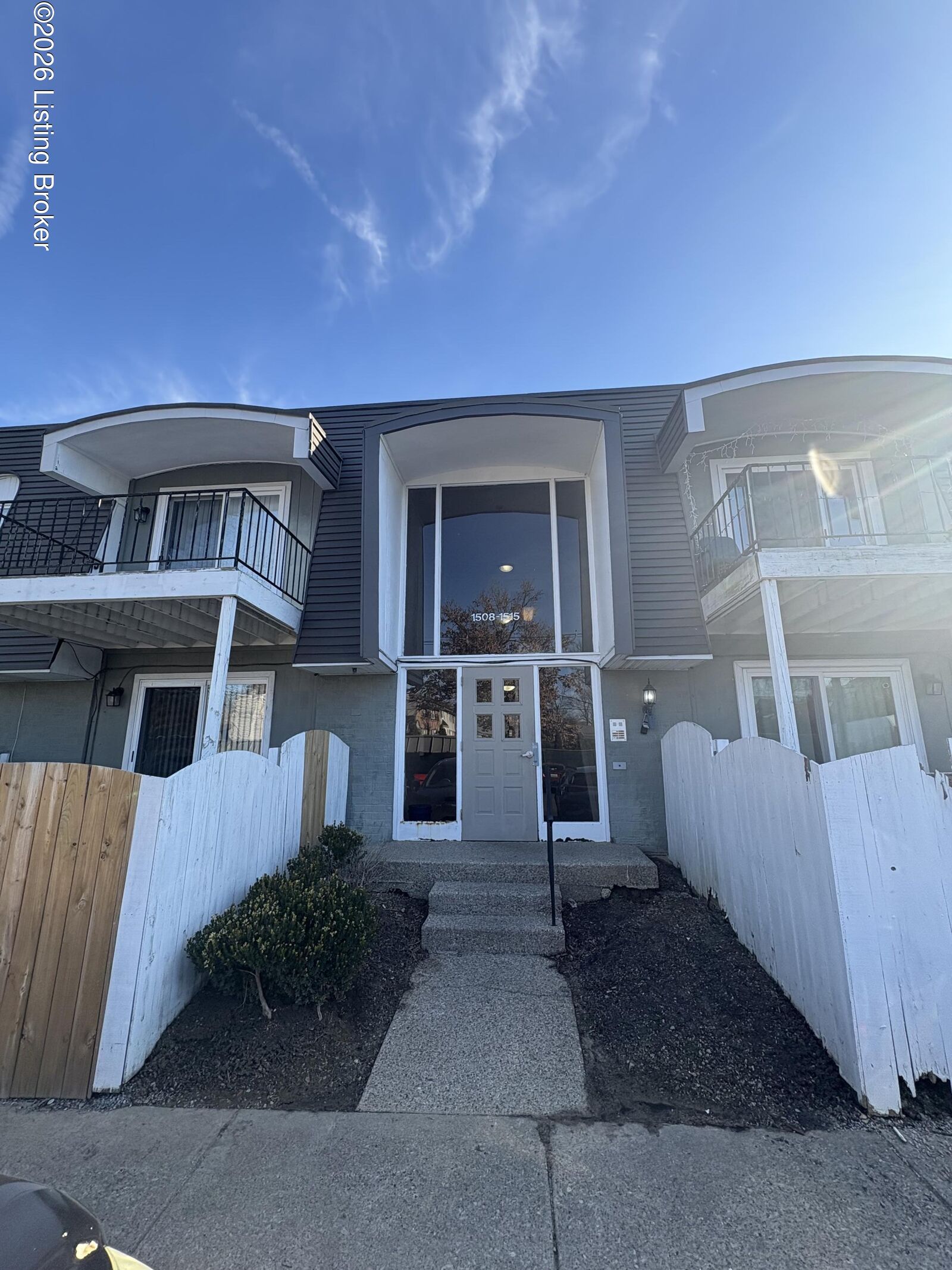 Property Photo: 1512 La Fontenay Ct KY 40223