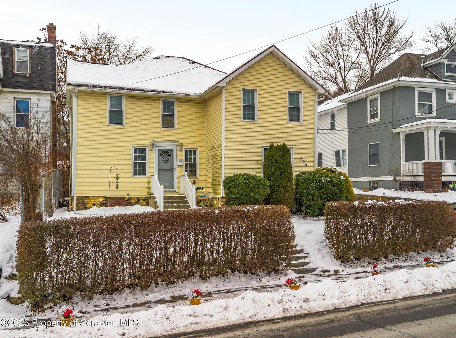 Property Photo:  205 S Valley Avenue  PA 18447 