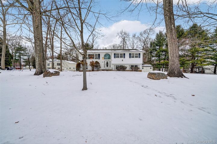 Property Photo:  4 Lois Lane  NY 10952 