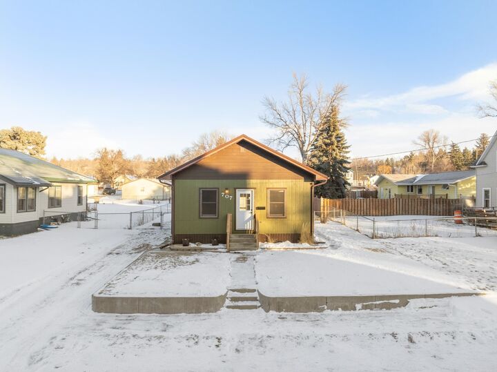 Property Photo:  707 8th Ave NE  ND 58703 