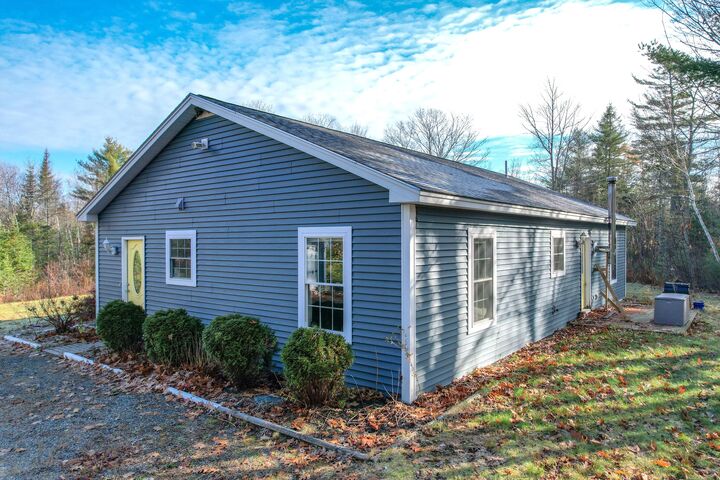 Property Photo:  37 Sennett Way  ME 04605 