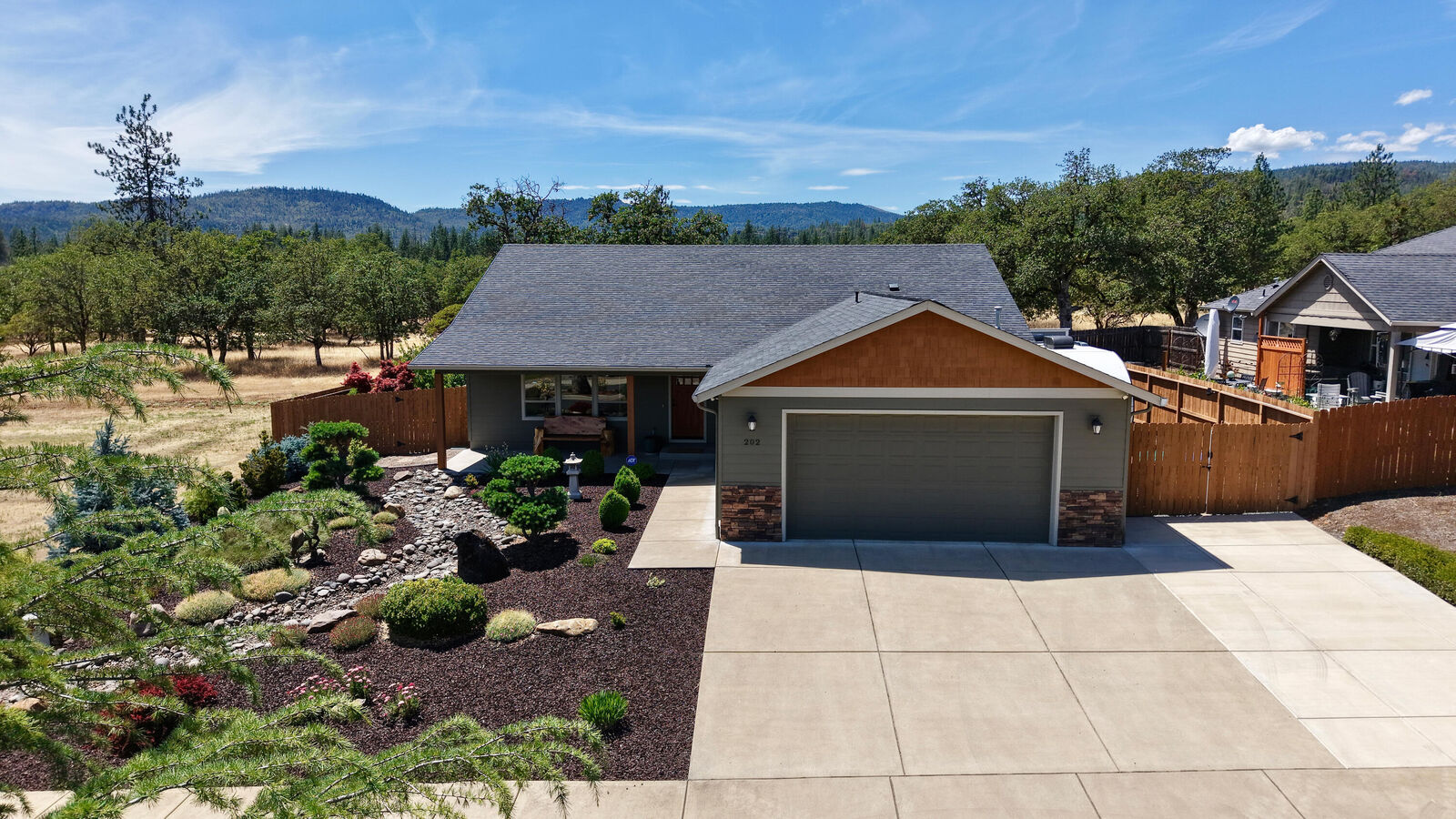 Property Photo:  202 White Oak Way  OR 97539 