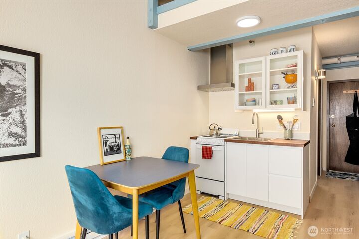 Property Photo:  74  Erste Street 2106  WA 98068 