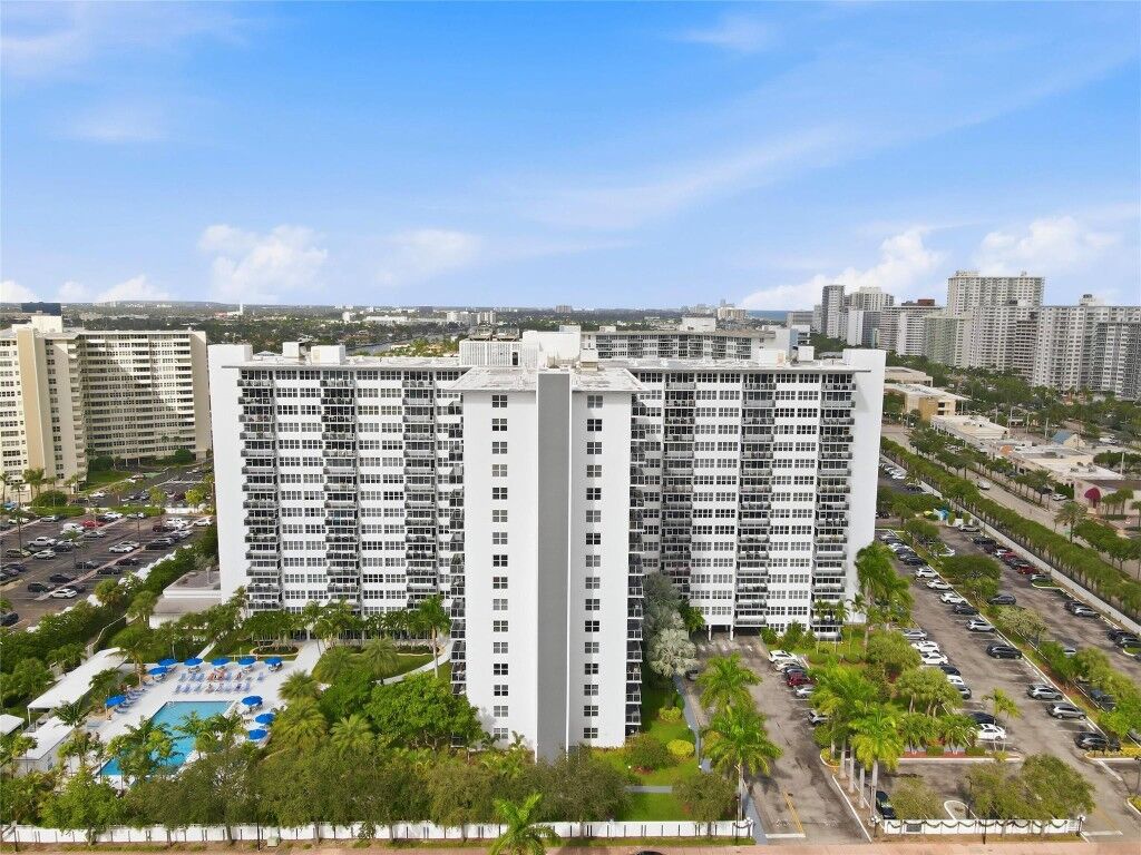 Property Photo:  3333 NE 34th Street 1011  FL 33308 