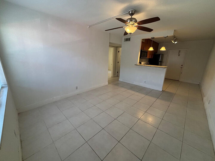 Property Photo:  4061 N Dixie Highway 17  FL 33334 