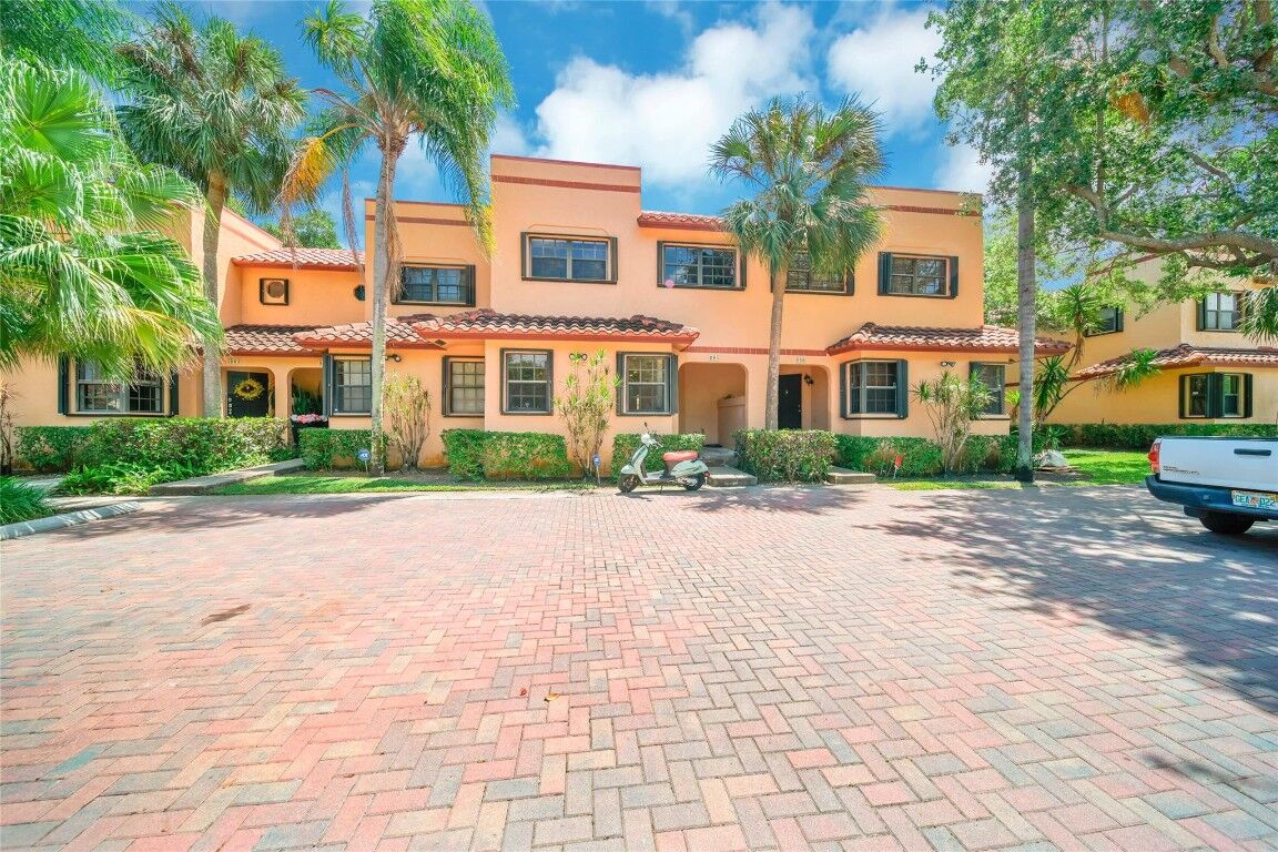 Property Photo:  200 NE 17th Court 805  FL 33305 