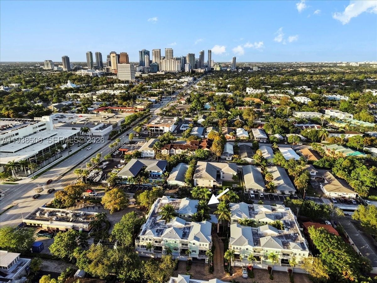 Property Photo: 630 SE 15th St 3 FL 33316