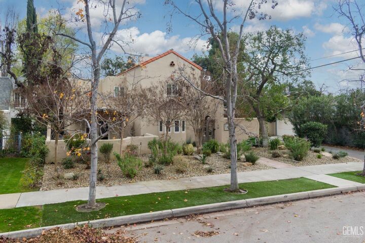 Property Photo:  2118 Cedar Street  CA 93301 