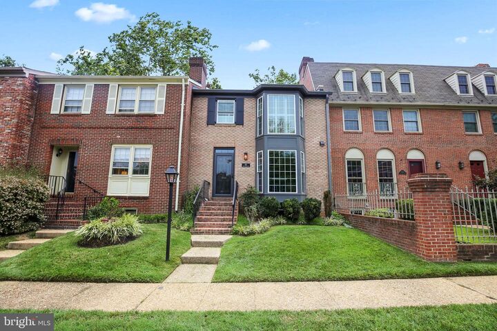 Property Photo:  165 East Street NE  VA 22180 