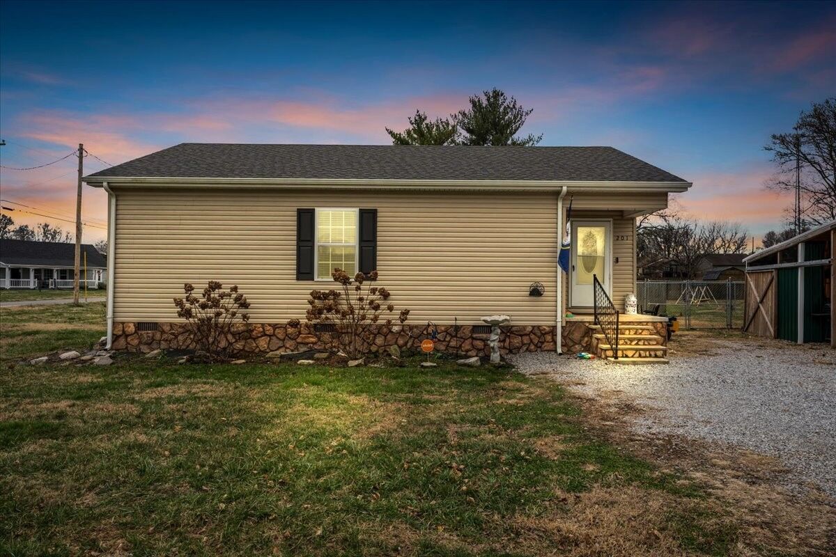 Property Photo: 201 College St N TN 37318