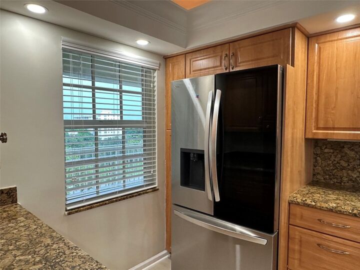 Property Photo:  3510 Oaks Way 801  FL 33069 