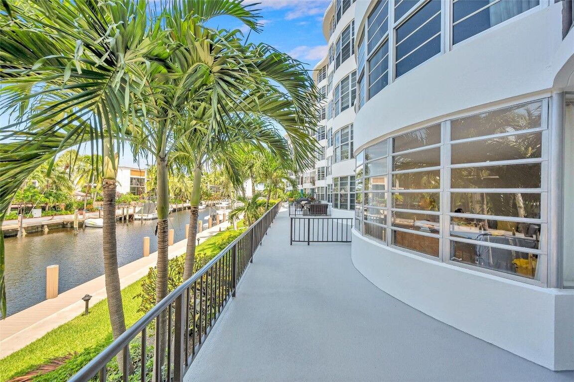 Property Photo:  3051 NE 48th Street 103  FL 33308 