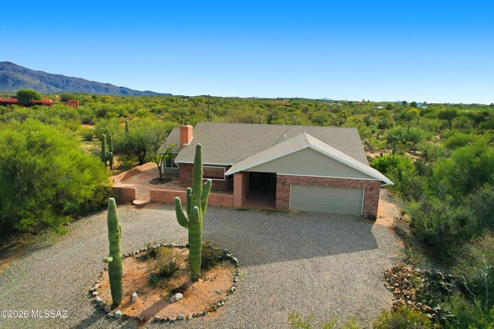 Property Photo: 11720 E Twin Hills Trail AZ 85748