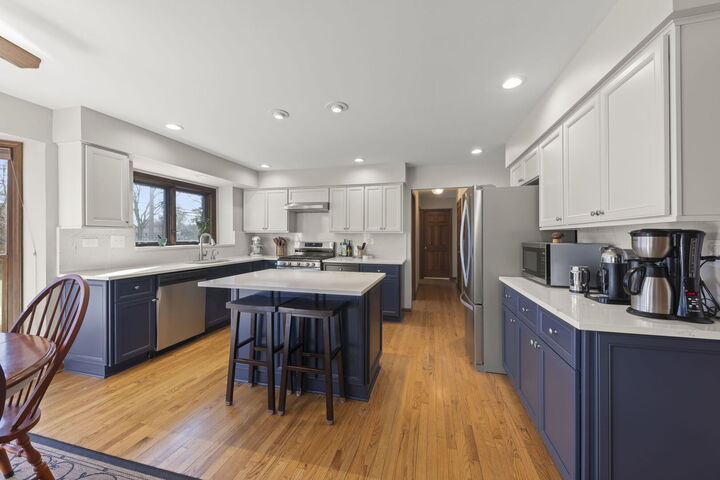 Property Photo:  73 Venetian Way Circle  IL 60189 