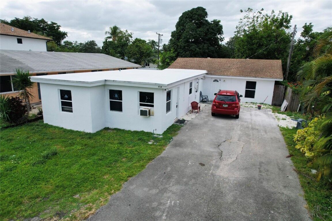 Property Photo:  414 N 60th Way  FL 33024 