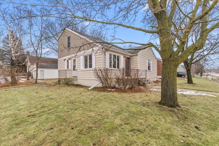 Property Photo: 305 S Silverbrook Dr WI 53095