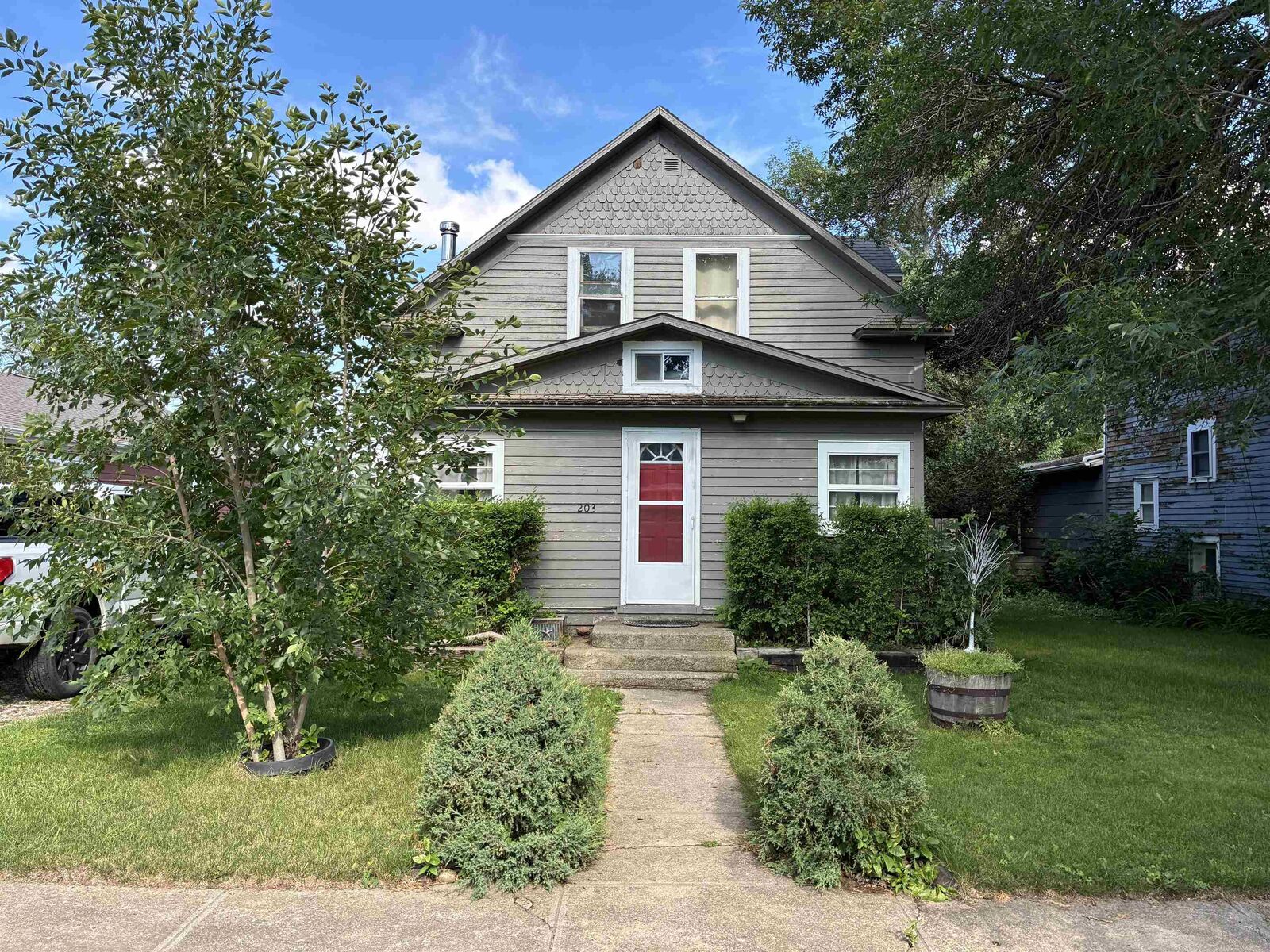Property Photo:  203 SE 3rd Ave  ND 58761 