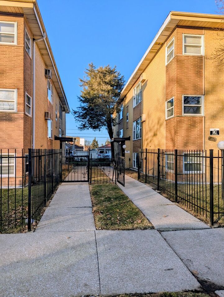 Property Photo:  406 E 109th Street 2N  IL 60628 