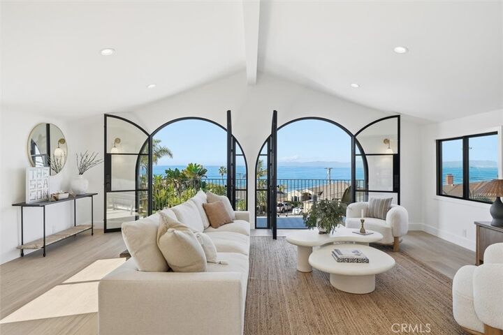 Property Photo:  406 Via Mesa Grande  CA 90277 