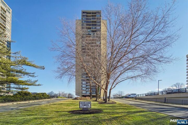 Property Photo:  5 Horizon Road 2504  NJ 07024 
