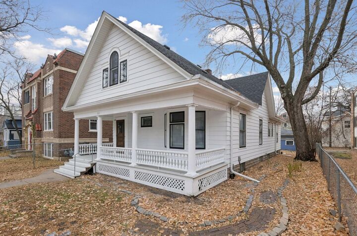 Property Photo:  2711 Dupont Avenue S  MN 55408 