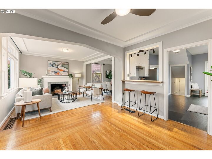 Property Photo:  2624 SE Kelly St  OR 97202 