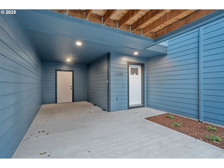 Property Photo:  11191 SE Stark St  OR 97216 