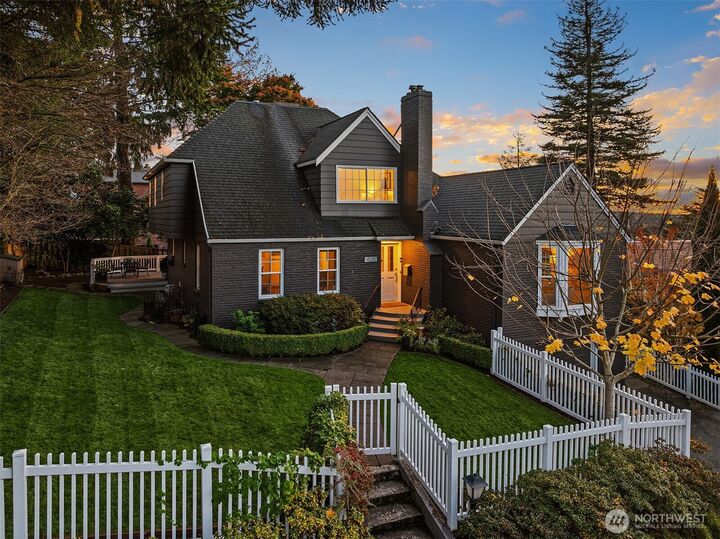 Property Photo:  4525 NE 41st Street  WA 98105 