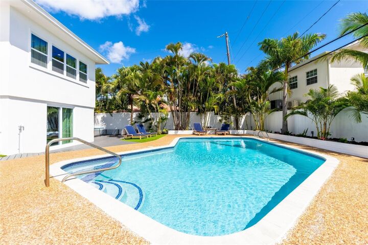 Property Photo:  3329 NE 17th Street  FL 33305 