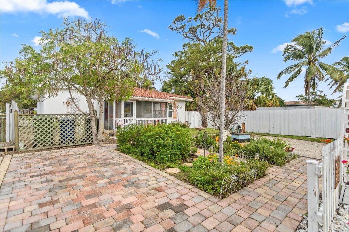 Property Photo: 229 SW 20th Street FL 33315