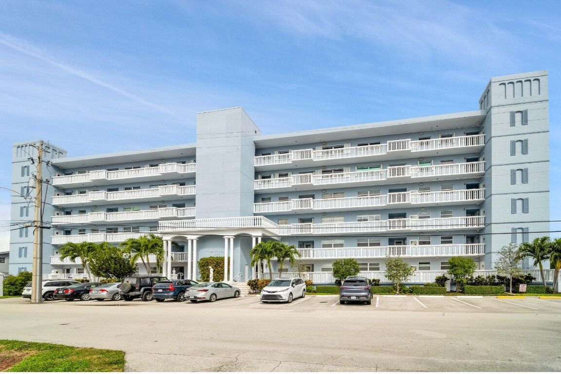 Property Photo:  2829 NE 33rd Court 607  FL 33306 