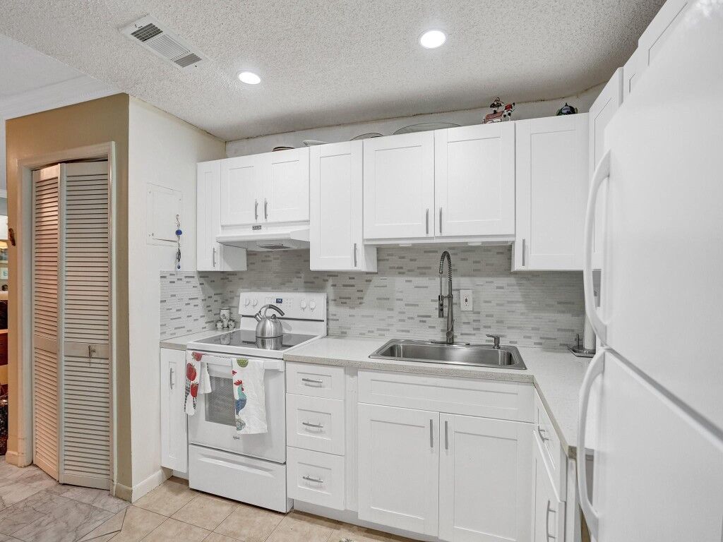 Property Photo:  200 NE 19th Court 109M  FL 33305 