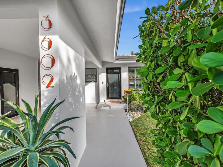 Property Photo: 3602 NE 19th Avenue FL 33308