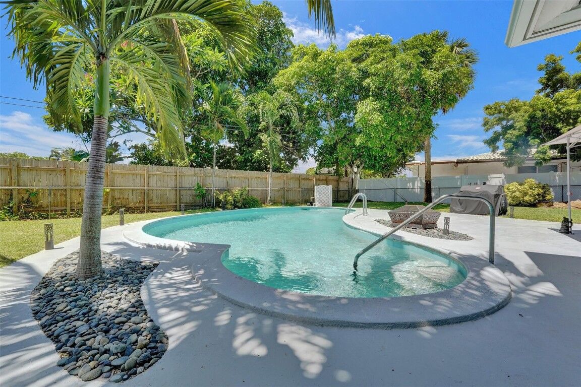 Property Photo:  965 Pine Ridge Drive  FL 33317 