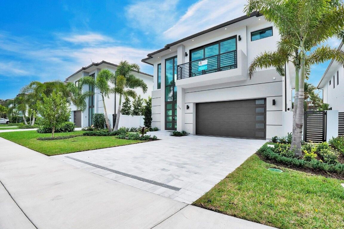 Property Photo:  714 S Lake Avenue  FL 33483 
