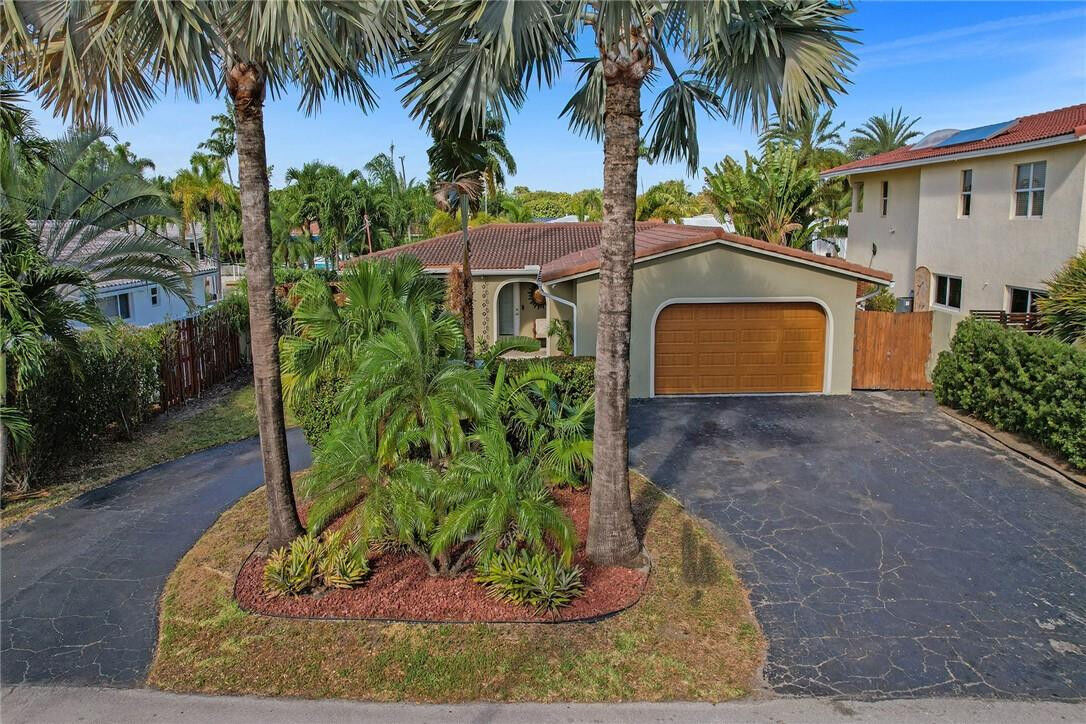 Property Photo: 2417 NE 19th Avenue FL 33305