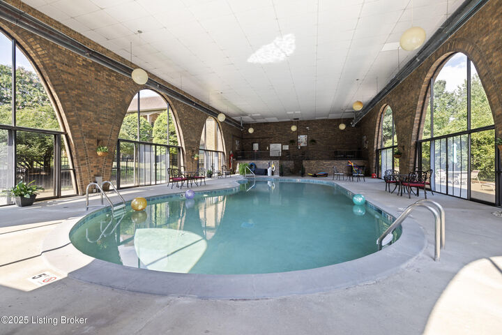 Property Photo: 1600 Gardiner Ln 108 KY 40205