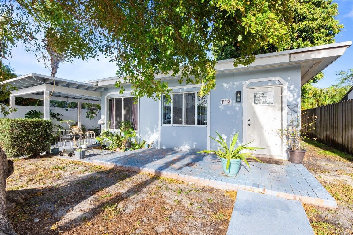 Property Photo:  712 NE 10th Avenue  FL 33060 
