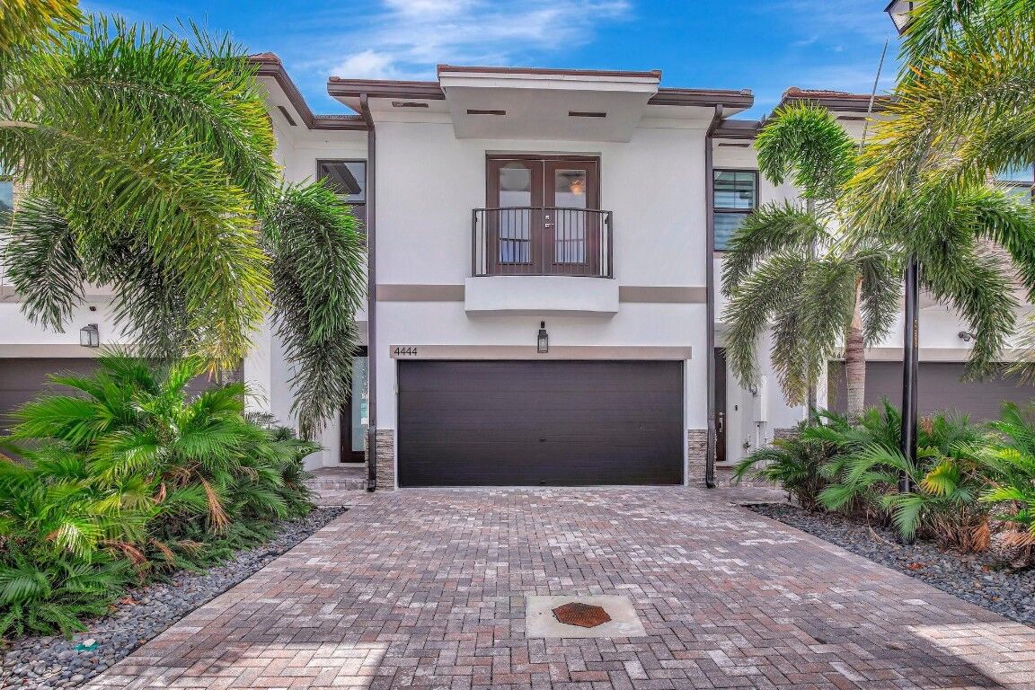 Property Photo:  4444 E Aqua Bella Lane  FL 33312 