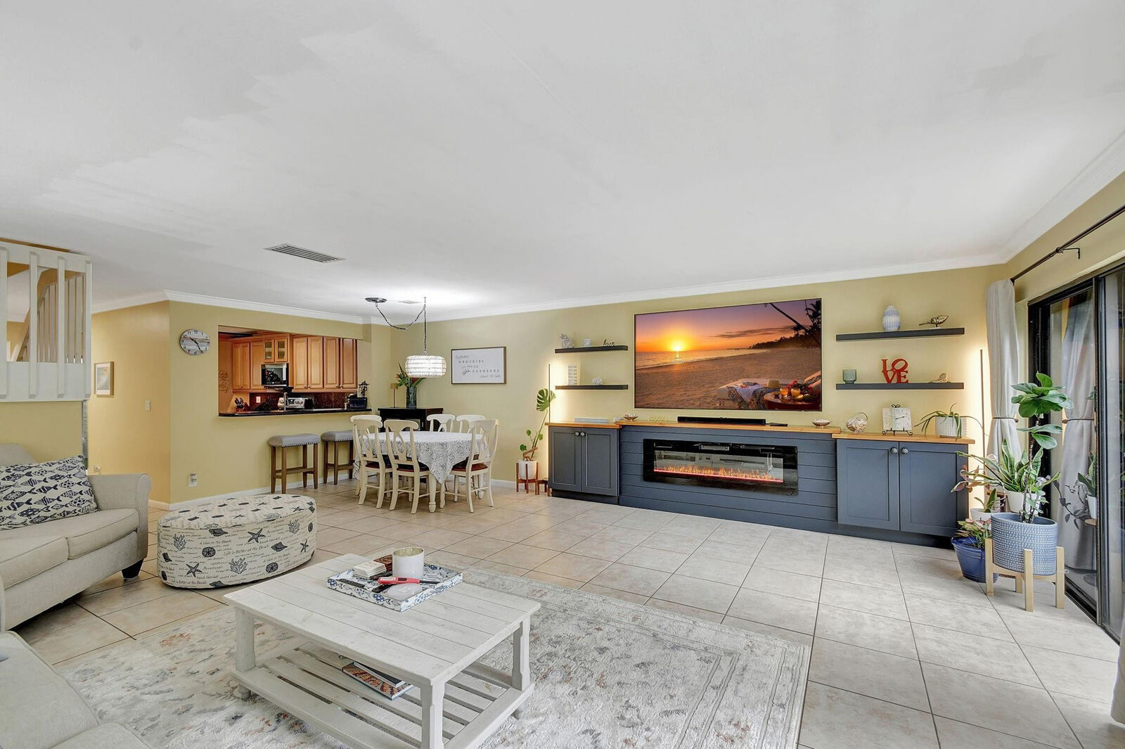 Property Photo: 1800 Embassy Drive 105 FL 33401