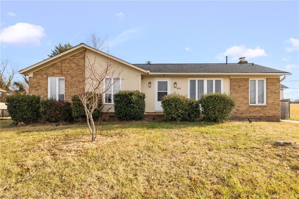 Property Photo:  1402 Wayside Drive  NC 27405 
