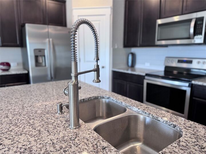 Property Photo:  300 Colthorpe Lane  TX 78634 