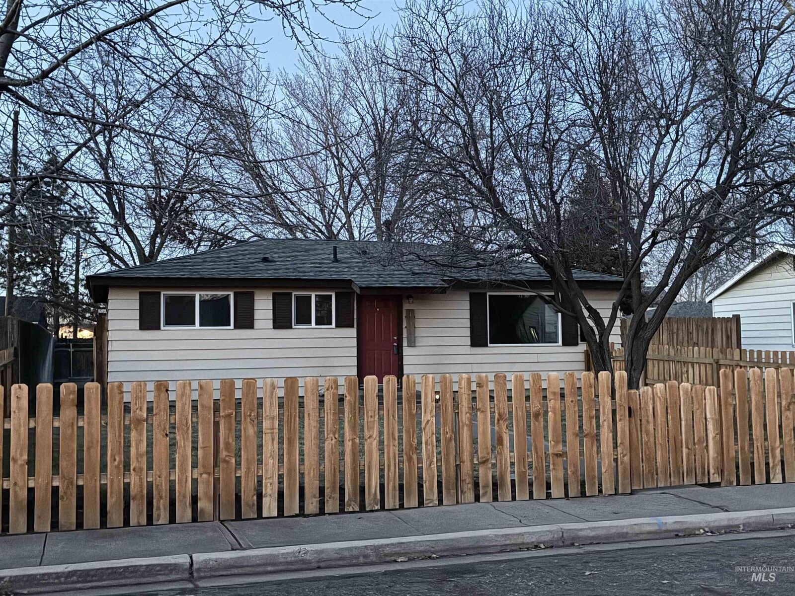 Property Photo: 1320 E 4th N ID 83647