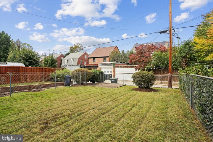 Property Photo:  1351 Somerset Place NW  DC 20011 