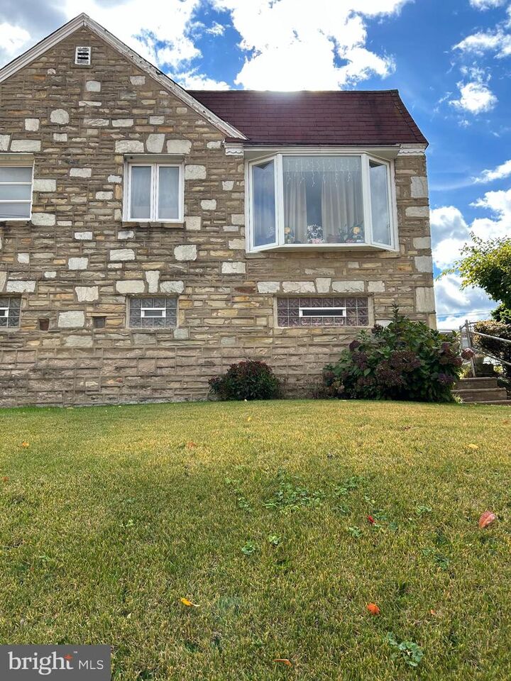 Property Photo:  2828 Holme Avenue  PA 19152 