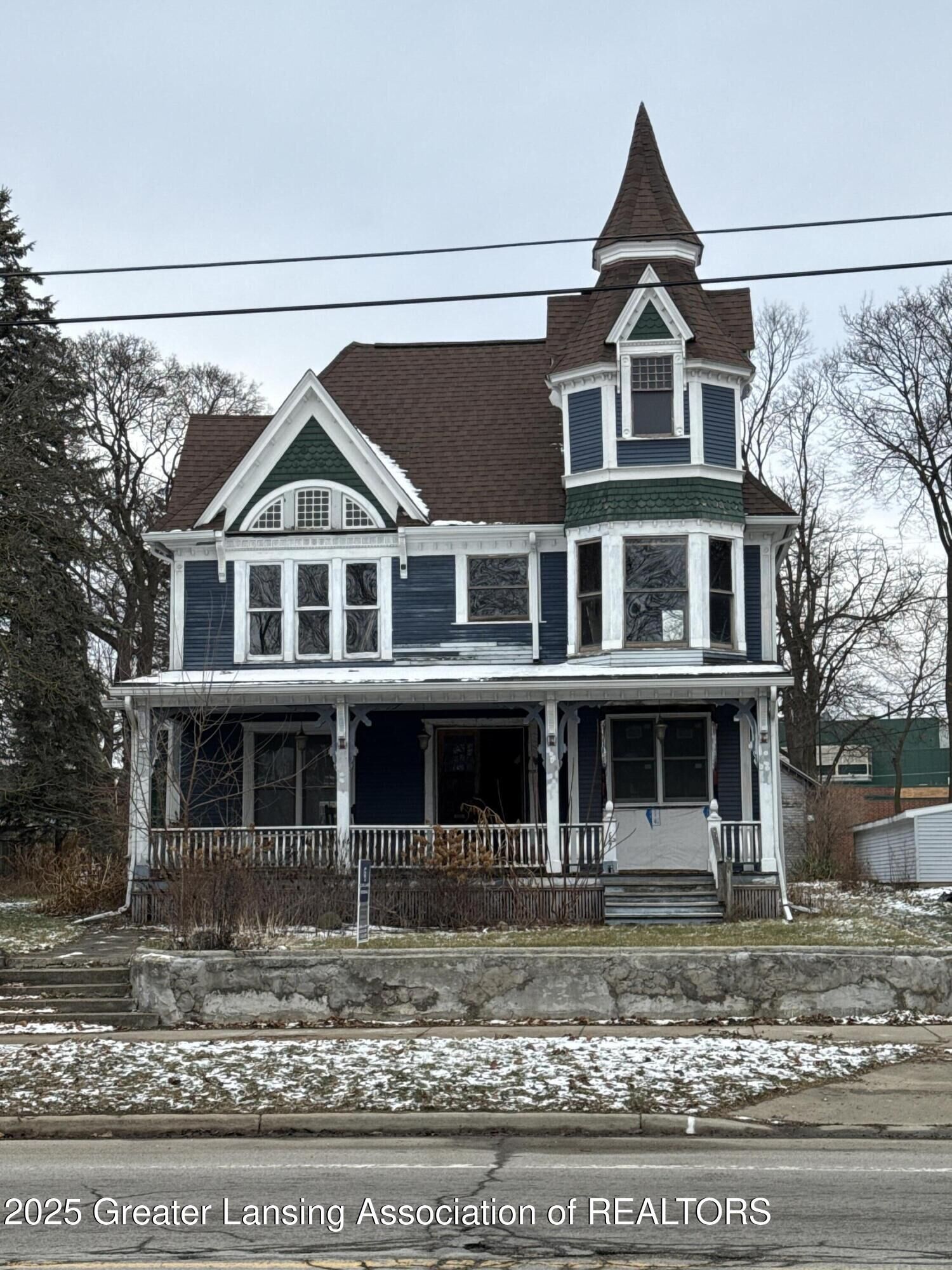 Property Photo: 327 E Lawrence Avenue MI 48813