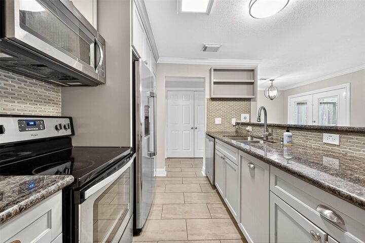 Property Photo:  711 Worthshire Street  TX 77008 