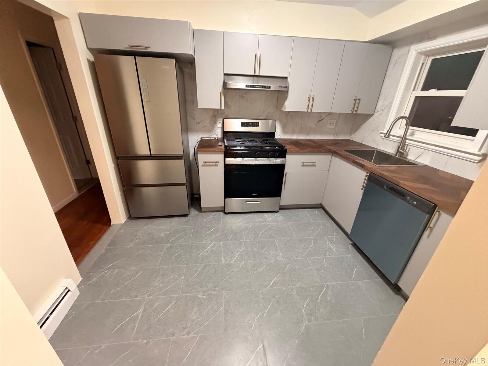 Property Photo: 3189 Hatting Place NY 10465