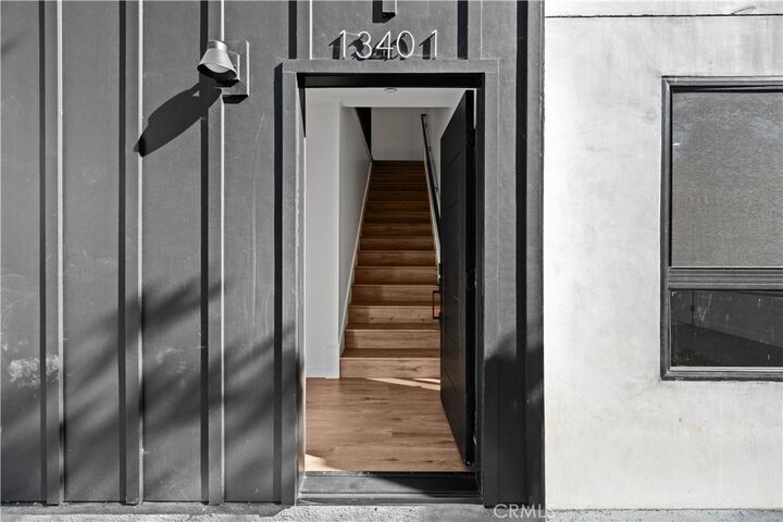 Property Photo:  1340 Kingsley 1  CA 90027 