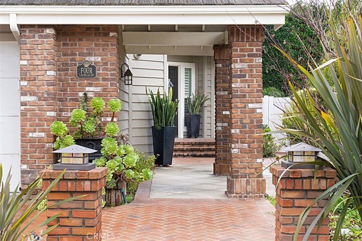 Property Photo:  4 Laurelglen  CA 92614 